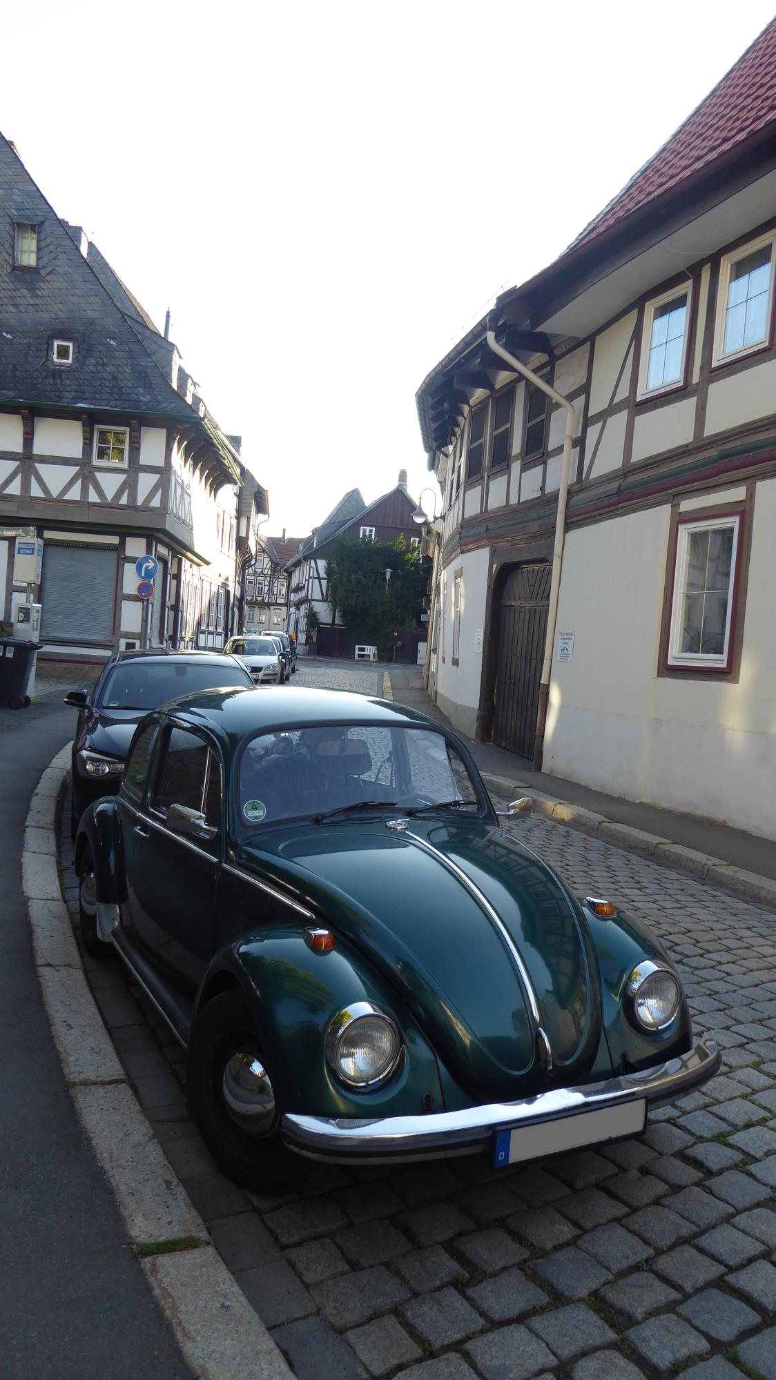Gasse mit Fachwerkhäsern in der mein Käfer parkt.