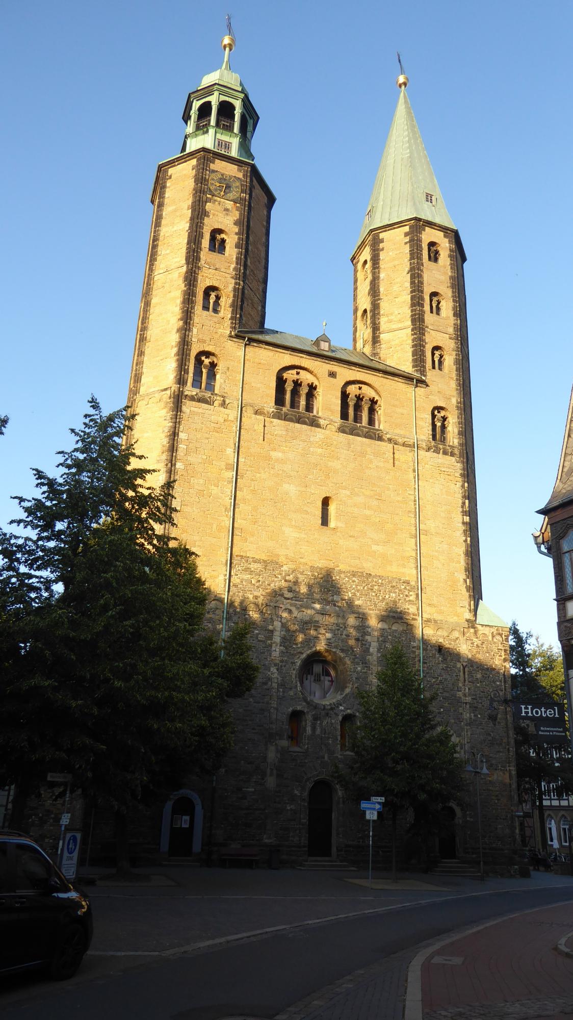 Kirche von vorn (Kirchturm und Tür)