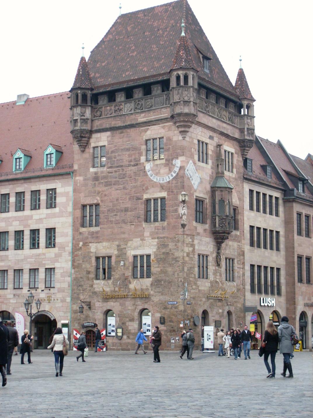 Altes Eckhaus aus Naturstein.