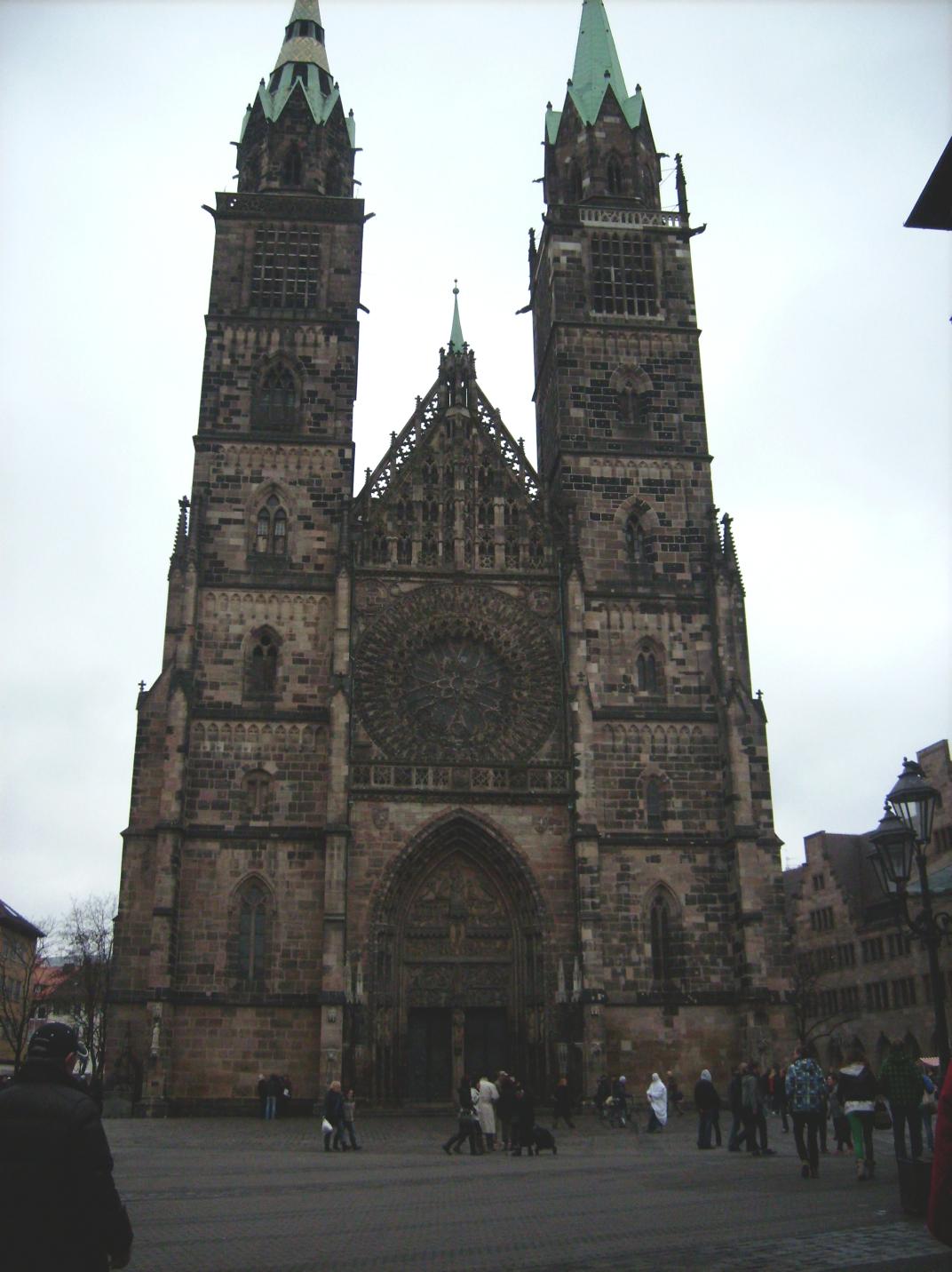 Kirche von vorn (Kirchturm und Tür)