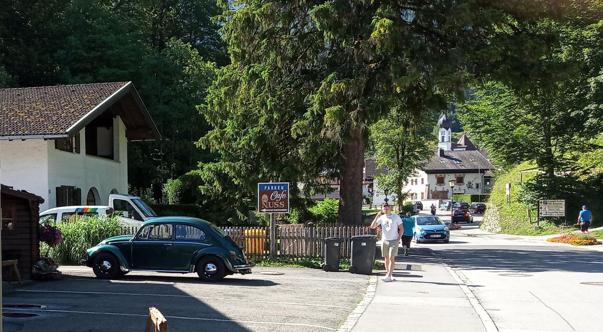 Mein Käfer vor der Ferienwohnung, auf dem Parkplatz.