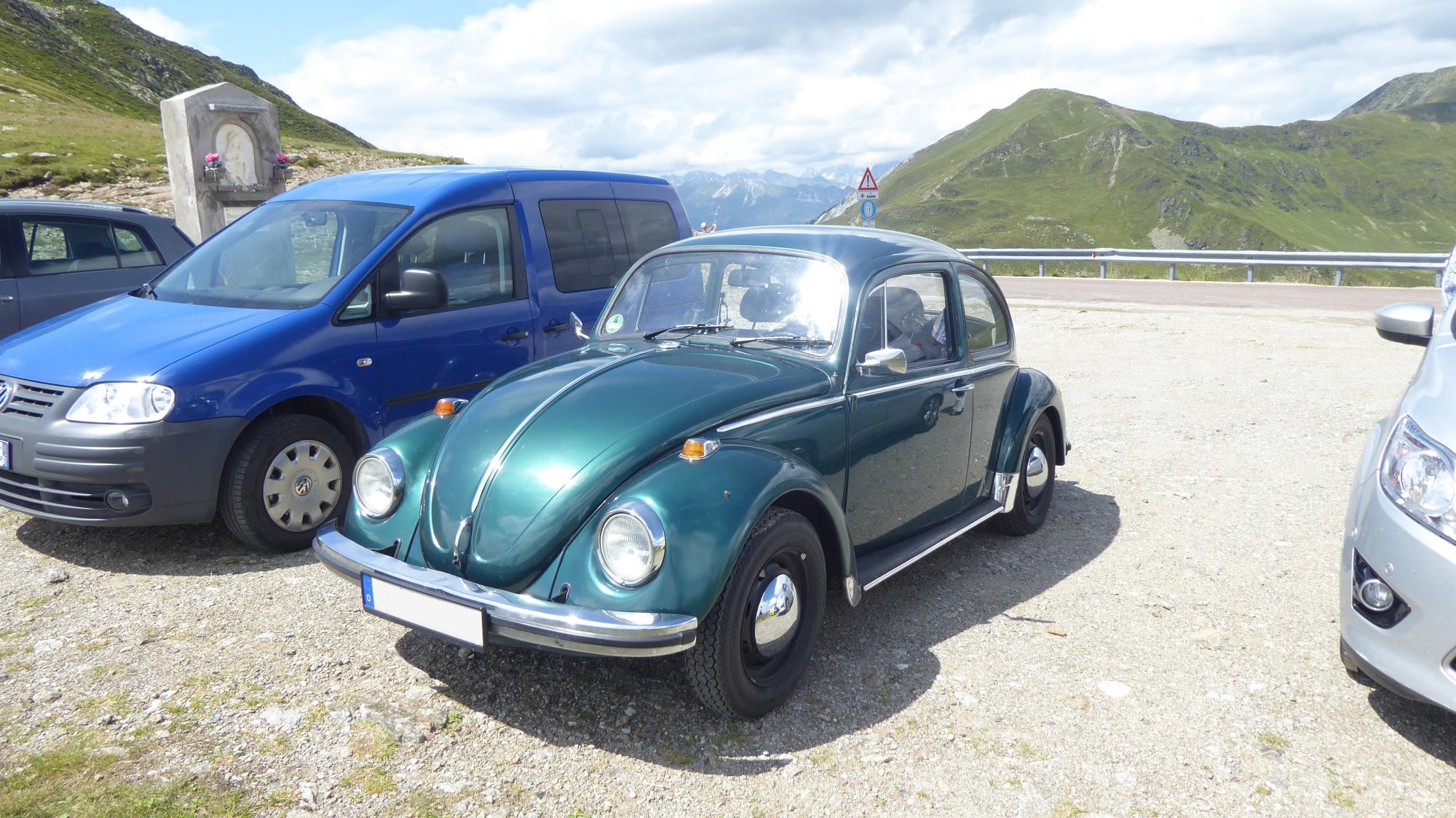 Mein Käfer auf dem Parkplatz, bick schräg von vorn.