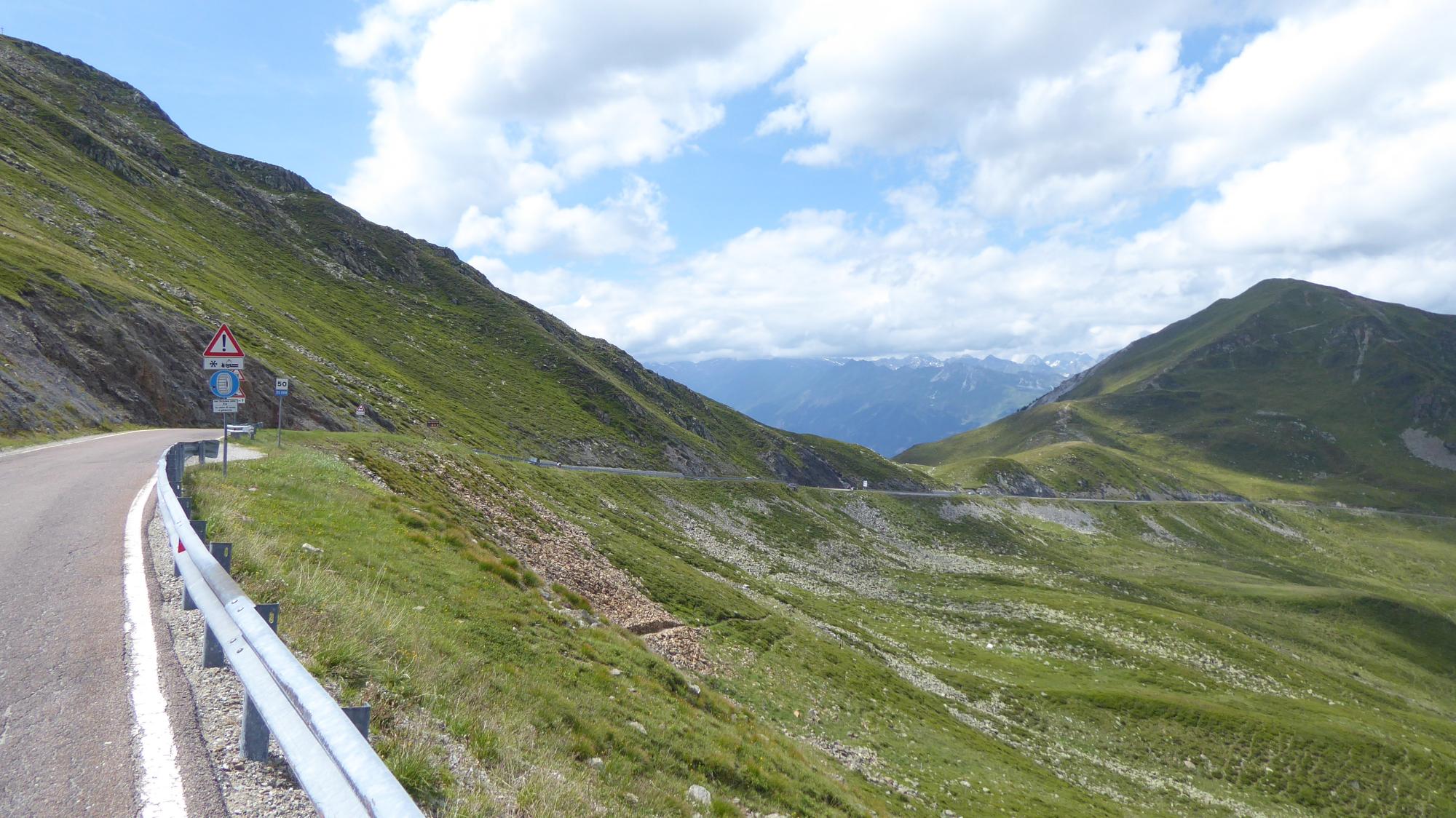Bick ins Tal runter, mit schmaler Straße.