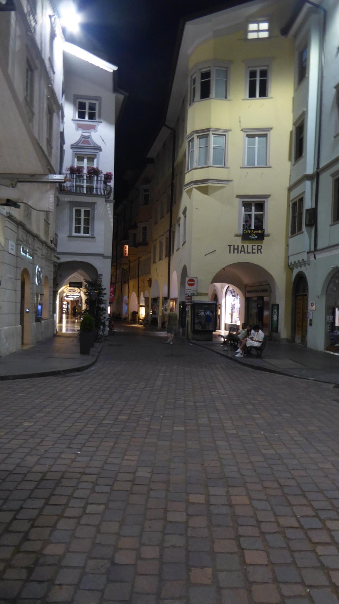 Gasse mit alten, mehr stöckigen Häsern.