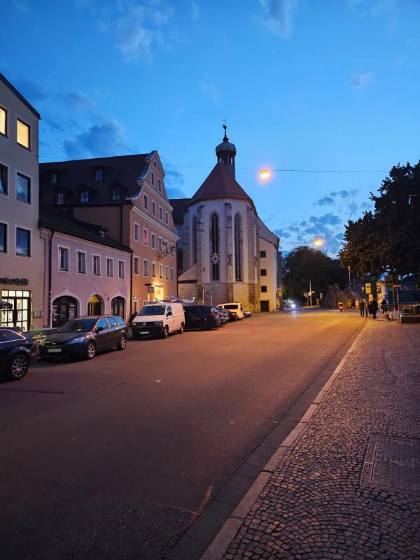 Straße mit Altstadthäuser und parkenden Autos am linken Straßenrand