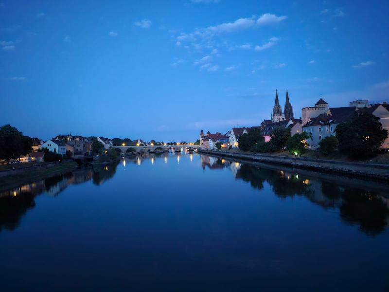 Bick von der Brückenmitte auf den Fluss.