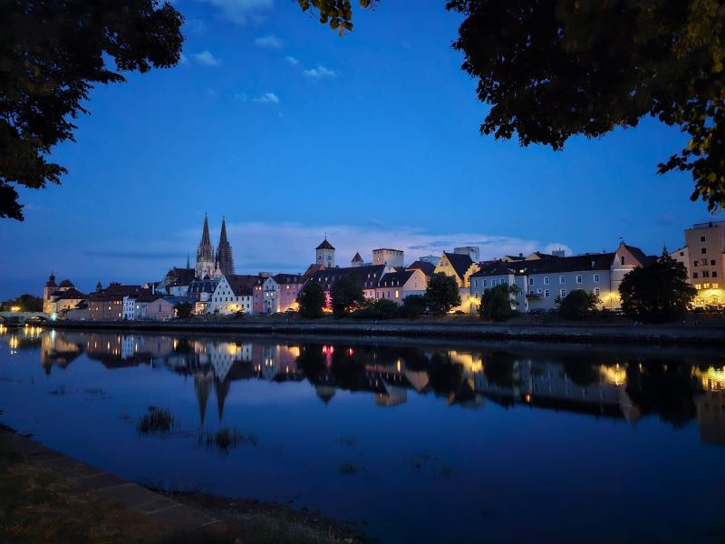 Bick vom linken Ufer über den Fluss auf die Altstadt