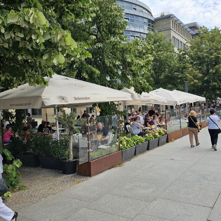 In der Fußgängerzone, Tische und Stühle vom Lokal.