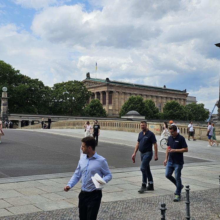 Bick über die Brücke, im Hintergrund das Museum.