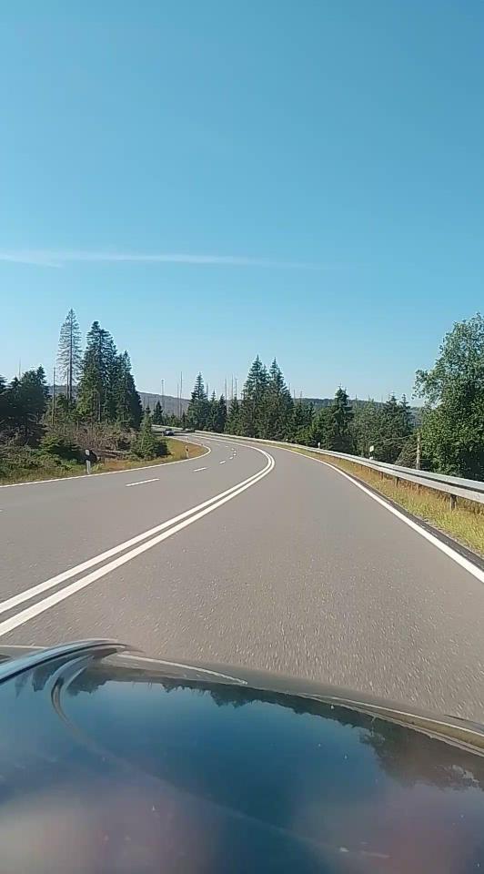 Im Käfer, mit Blick durch Frontscheibe auf die Fahrbarn vor einem.